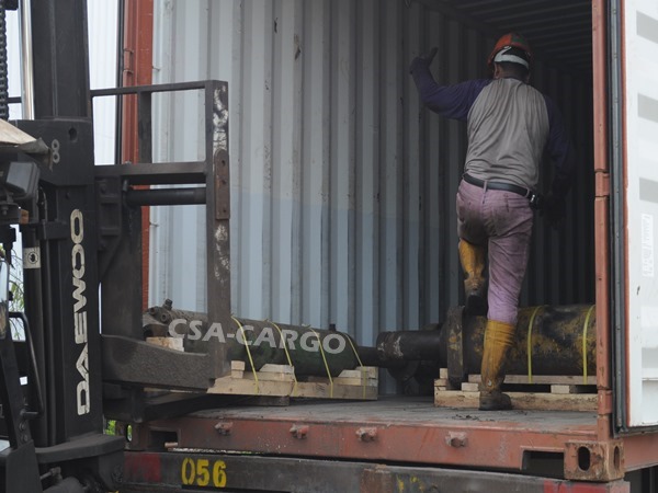 PALLET IS PUT IN CONTAINER BY FORKLIFT